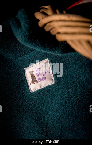 Whippet-genießen ihren Urlaub im Hotel Whippet in West Sussex, UK. Ein Markenartikel Whippet-Vlies für die Gäste. Stockfoto