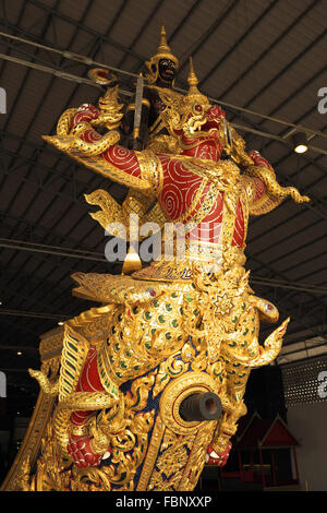 Gold Vergoldung und bejeweled Galionsfigur, narai Song suban royal Barge, das Nationalmuseum der königlichen Barken, Bangkok, Thailand, Asien. Stockfoto