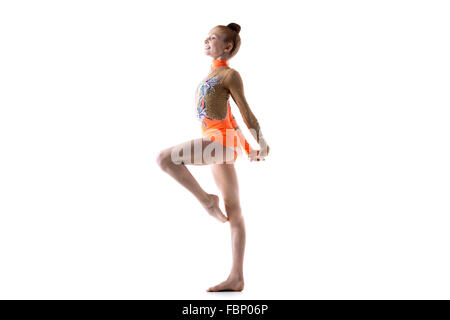 Schöne glückliche Turnerin Athlet Teenager-Mädchen tragen Tänzer bunte Trikot trainieren, tanzen, posieren, rhythmisch zu tun Stockfoto