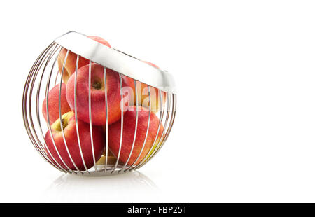 Frische reife rote Äpfel in Edelstahlschüssel auf weißem Hintergrund. Stockfoto