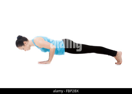 Sportliche Yogi Mädchen tun Yoga-Übungen, Liegestütze, Pose Chaturanga Dandasana (Four-Limbed Personal darstellen), isoliert Stockfoto