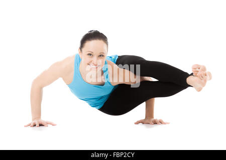 Sportliche Yogi Mädchen tun Fitness-Übungen, Yoga Asana Astavakrasana, asymmetrische Arm Saldo acht Winkel darstellen, isoliert Stockfoto