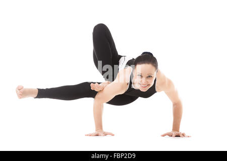 Sportliche Yogi Mädchen Übungen, Asana Parivritta Eka Pada Koundinyasana verdreht einem vierbeinigen Gleichgewicht Armhaltung, Yoga Pose Stockfoto