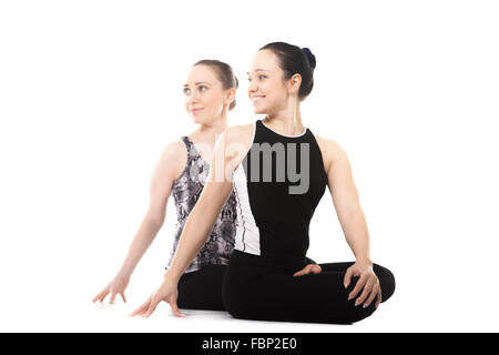 Glücklich Yogi PartnerInnen tun Asana zusammen, Fitness-Training, Yoga-Praxis mit Partner, sitzen, relaxen in pose Stockfoto