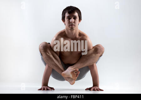 Sportlicher junger Mann, Sport, Yoga, Pilates, Fitness-training, Bhujapidasana, Schulter-drücken darstellen, handstand Stockfoto
