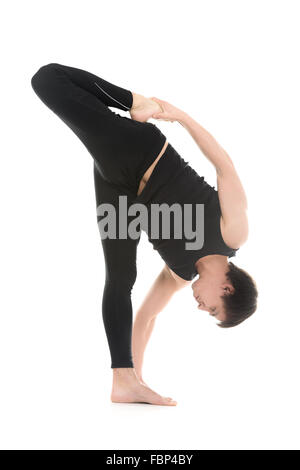 Sportlicher junger Mann arbeiten heraus, stretching-Übung für Beine und Rücken zu tun, stehende Splits Pose Variation, Studio gedreht Stockfoto