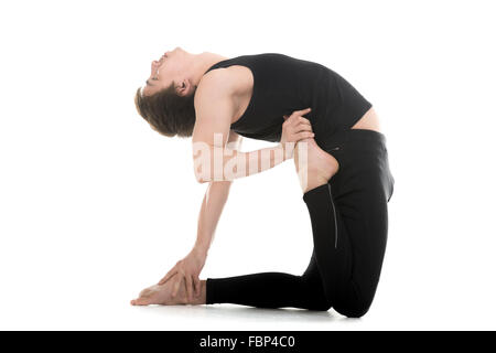 Sportliche junge Mann, der arbeitet, machen Yoga, Pilates oder Fitness-Training, Stand auf den Knien auf weißem Hintergrund in einem Beinen Stockfoto