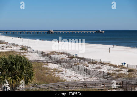 Orange Beach, Alabama mit dem Gulf Shores State Park Fishing Pier im Hintergrund Stockfoto