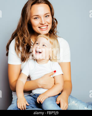 ziemlich real Mode Mutter mit niedlichen blonden Töchterchen glücklich lächelnd hautnah Stockfoto