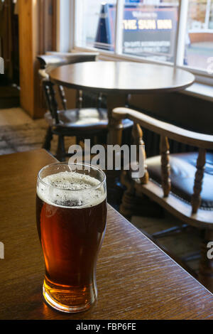 Ein Pint Shepherd Neame Spitfire Kentish Ale in The Sun Inn, Faversham, Kent. Stockfoto