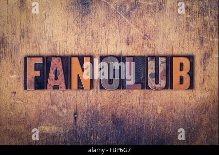 Das Wort "Fanclub" auf einem alten hölzernen Hintergrund in schmutzigen Vintage Buchdruck Art geschrieben. Stockfoto