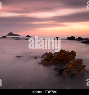 Fotografieren in der Dämmerung am Meadfoot Beach, Torquay, Devon Stockfoto