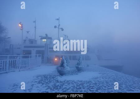 Fähre auf der Insel Suomenlinna Festung auf extrem kalten Wintermorgen Stockfoto