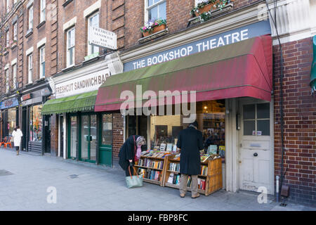 Die Buchhandlung Theatre in The Cut, Waterloo, London, gegründet von dem Verleger John Calder. Stockfoto