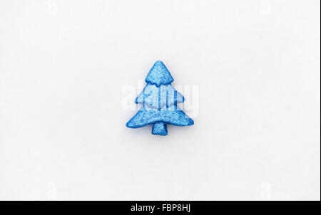 Minimalistische Foto Blau Spielzeug Baum auf echtem Schnee am Wintertag. Stockfoto