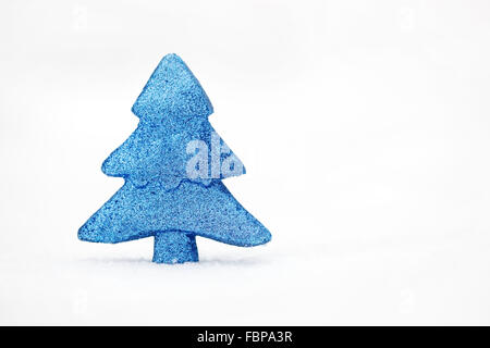 Minimalistische Foto Blau Spielzeug Baum auf echtem Schnee am Wintertag. Stockfoto