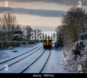 Zug nach Hellifield Ankunft am Bahnhof Clitheroe, Lancashire, UK Stockfoto