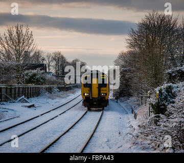 Zug nach Hellifield Ankunft am Bahnhof Clitheroe, Lancashire, UK Stockfoto