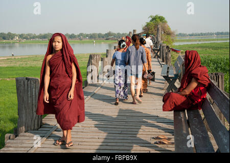 Burmesische Familien und buddhistische Mönche zu Fuß entlang der U Bein Brücke in Amarapura, Mandalay Myanmar Stockfoto