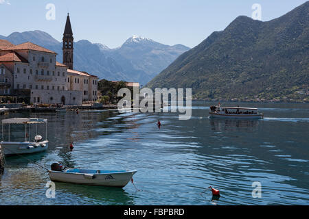 Schiffe und Gebäude in Perast, Bucht von Kotor, Montenegro Stockfoto
