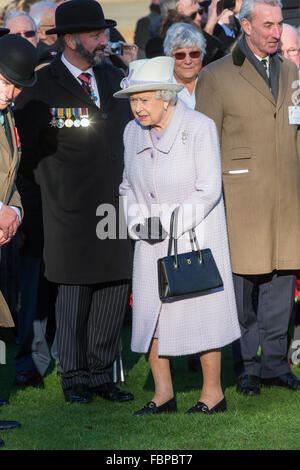 HM Königin Elizabeth II und Herzog von Edinburgh besuchen den sonntäglichen Gottesdienst in der Kirche Hillington, Norfolk. Stockfoto