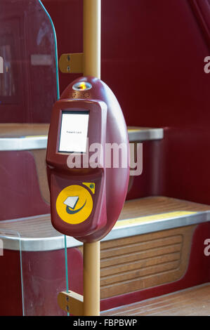 Oyster Card-Reader in neue Routemaster Bus London England Vereinigtes Königreich UK Stockfoto