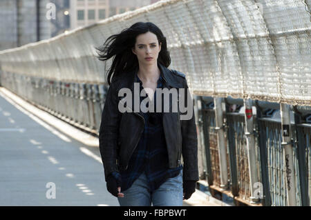 Marvel es Jessica Jones oder einfach Jessica Jones ist eine amerikanische Web-TV-Serie für Netflix von Melissa Rosenberg, basierend auf den Marvel Comics Charakter mit dem gleichen Namen erstellt.  Dieses Foto ist nur zu redaktionellen Zwecken und unterliegen dem Copyright von der Filmgesellschaft und/oder der Fotograf von dem Film oder der Firma zugeordnet und kann nur durch Veröffentlichungen im Zusammenhang mit der Förderung der oben genannten Film reproduziert werden. Eine obligatorische Gutschrift auf die Filmgesellschaft ist erforderlich. Der Fotograf sollte auch angerechnet werden, wenn bekannt. Stockfoto