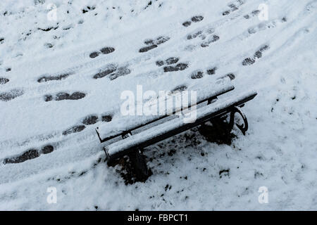 Parkbank von oben im Winter Bedingungen, Clitheroe Schloß, Lancashire, UK Stockfoto