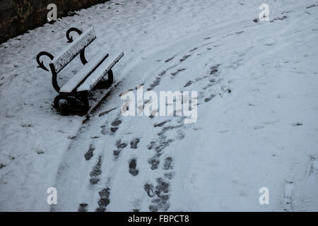 Parkbank von oben im Winter Bedingungen, Clitheroe Schloß, Lancashire, UK Stockfoto