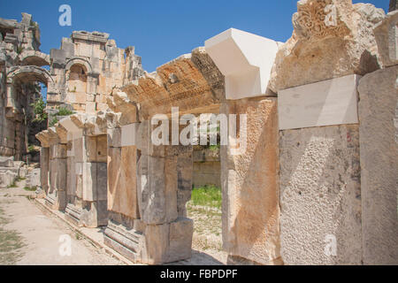 Ruinen im Amphitheater in Myra, Türkei, Stein-Relief am römischen Theater, Myra, Demre, Lykien, Provinz Antalya, Türkei Stockfoto