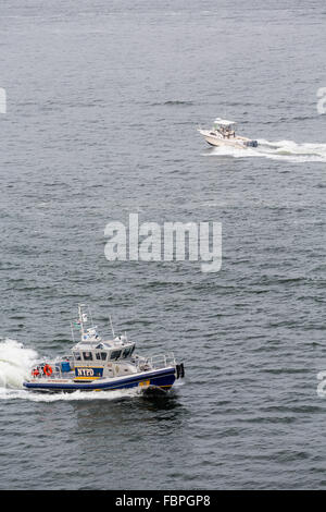 Polizei und Angelboote/Fischerboote im Hafen von New York Stockfoto