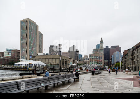 Touristen auf Spaziergang entlang Boston Waterfront Stockfoto