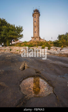 Savudrija Leuchtturm an der Felsenküste spiegelt sich in einer Pfütze, die meisten westlichen Punkt der Balkan-Halbinsel und der älteste 08.Juni-01.Juli Stockfoto