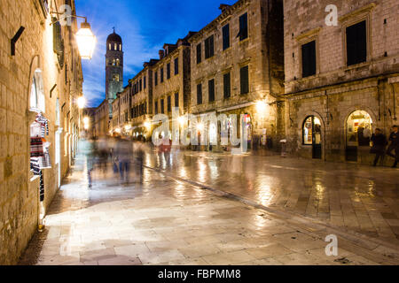 Stradun oder Placa ist die Hauptstraße von Dubrovnik, Kroatien. Die Kalkstein-gepflasterte Fußgängerzone führt durch die Altstadt. Stockfoto