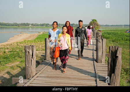 Die burmesische Familien und ein buddhistischer Mönch zu Fuß entlang der U-Bein Brücke in Amarapura Mandalay Myanmar Stockfoto