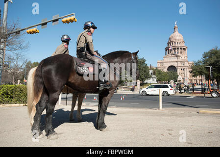 Austin, TX USA 18. Januar 2016: Texas Department of Public Safety Troopers auf dem Rücken der Pferde beobachten, wie Tausende von der University of Texas State Capitol März, wie Texaner das Erbe von Martin Luther King mit einem staatlichen Feiertag zu Ehren. Befürworter erhoffen sich rassische Spannung gebracht, die von mehreren hochkarätigen Vorfälle, die Minderheit in den USA Todesopfer zu erleichtern. Stockfoto