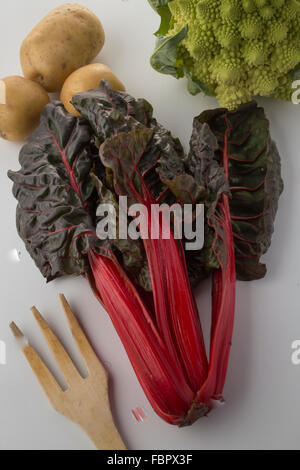 Roter Mangold mit Kartoffeln und broccoli Stockfoto