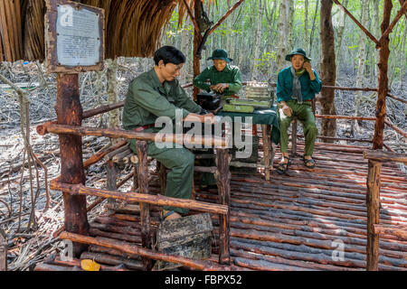 Rekonstruktion des Vietcong Militärbasis in Vietnam-Krieg in den Mangrovensumpf Lam Vien Can Gio Park in der Nähe von Saigon Vietnam verwendet Stockfoto