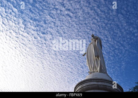 Statue der Jungfrau Maria und Wolken auf der Oberseite Cerro San Cristobal, Santiago Stockfoto