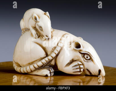 Antikes Elfenbein Japanisch Ratte Netsuke machte in den Jahren nach 1800. Stockfoto