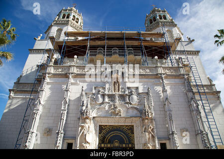 Die Fassade des Hearst Castle in Kalifornien. Stockfoto