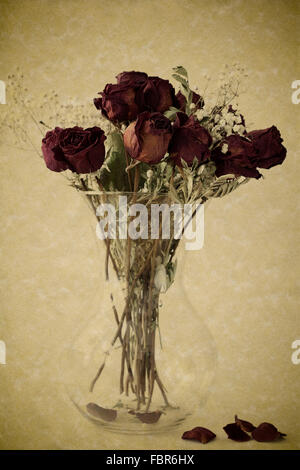 Bouquet von getrockneten rote Rosen in Vase klar Stockfoto