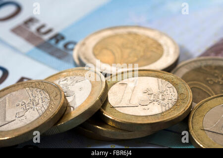 Euro-Münzen und Scheine Stockfoto