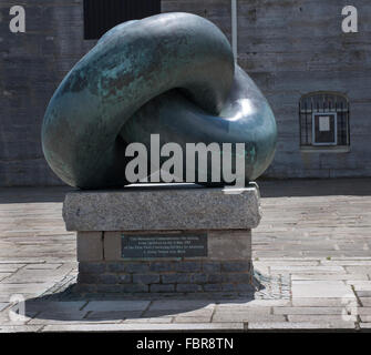 "Bonds of Friendship" Denkmal-Skulptur, Broad Street, Old Portsmouth, Portsmouth, Hampshire, England, UK. Stockfoto