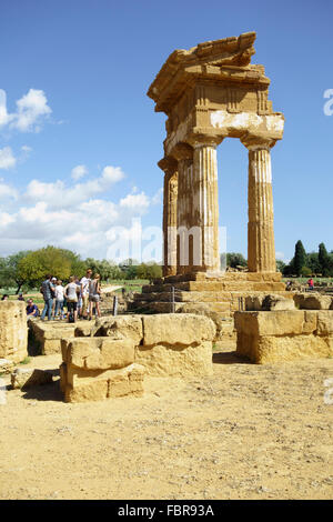 Tempel des Castor und Pollux, Tal der Tempel. Agrigento, Sizilien, Italien Stockfoto