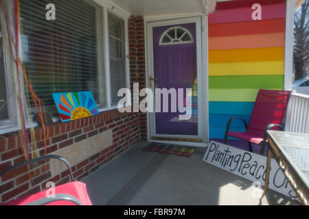 Topeka, Kansas, USA, 29. März 2014 der Rainbow House Topeka Kansas. Aaron Jackson, einer der Gründer der Pflanzung Frieden, einer mehrgleisigen Wohltätigkeitsorganisation, die in der Vergangenheit der Schwerpunkt in Rainforest Conservation, Eröffnung Waisenhäuser und Entwurmung Programme, kaufte ein Haus, das direkt gegenüber der Kirche Verbindung vor einem halben Jahr sitzt. Am Dienstag, den 19. März malen er mit einem Team von Freiwilligen es entsprechend der gay-Pride-Flagge. Das Haus braucht noch zwei weitere Farbanstriche, aber seine bereits angezogen internationale Aufmerksamkeit.  Bildnachweis: Mark Reinstein Stockfoto