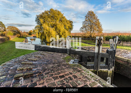 Die Top-Lock auf einer Strecke von Chesterfield Kanal, in den späten Wintersonne Stockfoto