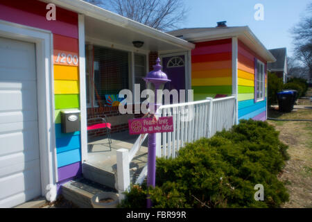 Topeka, Kansas, USA, 29. März 2014 der Rainbow House Topeka Kansas. Aaron Jackson, einer der Gründer der Pflanzung Frieden, einer mehrgleisigen Wohltätigkeitsorganisation, die in der Vergangenheit der Schwerpunkt in Regen Walderhaltung, Eröffnung Waisenhäuser und Entwurmung Programme, kaufte ein Haus, das direkt gegenüber der Kirche Verbindung vor einem halben Jahr sitzt. Am Dienstag, den 19. März malen er mit einem Team von Freiwilligen es entsprechend der gay-Pride-Flagge. Das Haus braucht noch zwei weitere Farbanstriche, aber seine bereits angezogen internationale Aufmerksamkeit Credit: Mark Reinstein Stockfoto