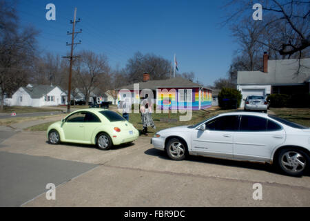 Topeka, Kansas, USA, 29. März 2014 der Rainbow House Topeka Kansas. Aaron Jackson, einer der Gründer der Pflanzung Frieden, einer mehrgleisigen Wohltätigkeitsorganisation, die in der Vergangenheit der Schwerpunkt in Regen Walderhaltung, Eröffnung Waisenhäuser und Entwurmung Programme, kaufte ein Haus, das direkt gegenüber der Kirche Verbindung vor einem halben Jahr sitzt. Am Dienstag, den 19. März malen er mit einem Team von Freiwilligen es entsprechend der gay-Pride-Flagge. Das Haus braucht noch zwei weitere Farbanstriche, aber seine bereits angezogen internationale Aufmerksamkeit Credit: Mark Reinstein Stockfoto