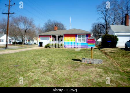 Topeka, Kansas, USA, 29. März 2014 der Rainbow House Topeka Kansas. Aaron Jackson, einer der Gründer der Pflanzung Frieden, einer mehrgleisigen Wohltätigkeitsorganisation, die in der Vergangenheit der Schwerpunkt in Rainforest Conservation, Eröffnung Waisenhäuser und Entwurmung Programme, kaufte ein Haus, das direkt gegenüber der Westboro Baptist Church Compound vor einem halben Jahr sitzt. Am Dienstag, den 19. März malen er mit einem Team von Freiwilligen es entsprechend der gay-Pride-Flagge. Bildnachweis: Mark Reinstein Stockfoto